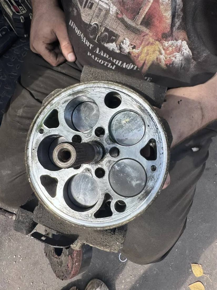 Внутренности компрессора автокондиционера со следами износа